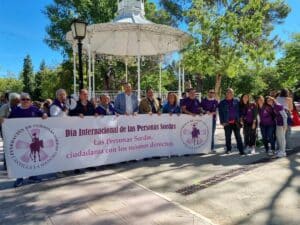 Bellido se compromete a que los plenos sociales celebrados en las Cortes sean interpretados a lengua de signos