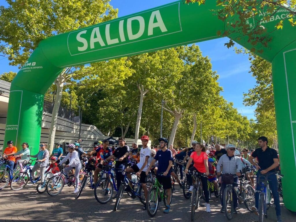 Cerca de 2.000 personas participan en el paseo en bici con el que concluye la Semana del Movilidad de Albacete