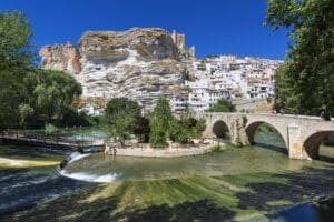 Una quincena de coches arrastrados por el agua tras el desbordamiento de la cañada en Alcalá del Júcar