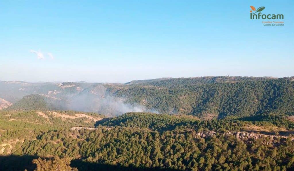 Continúan los trabajos de extinción en Cortijo de Tortas, pedanía perteneciente a Paterna del Madera