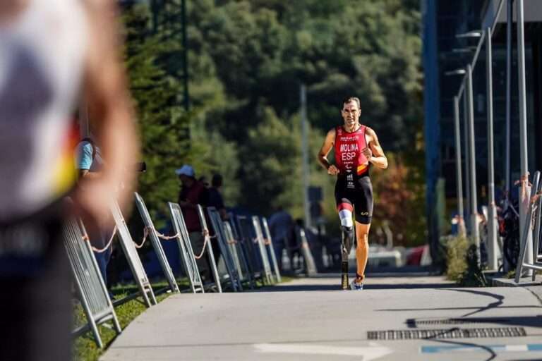Dani Molina conquista la medalla de oro en la clase PTS3 del triatlón de Paris 2024