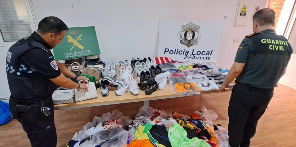 Detenido en la feria de Albacete por su presunta vinculación con la adquisición de 900 prendas falsificadas