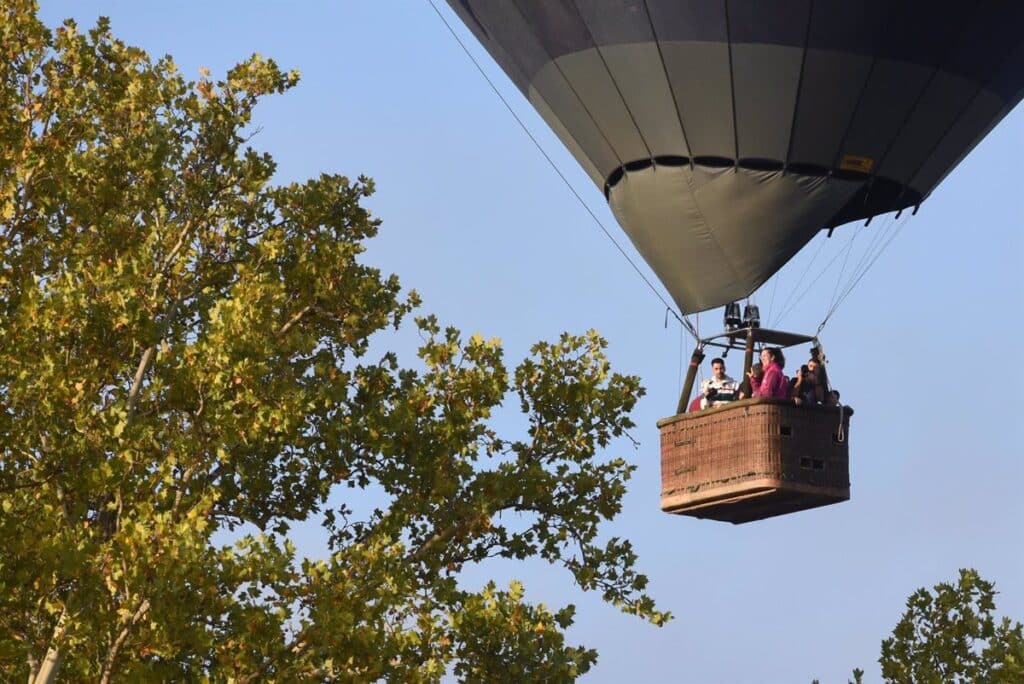 Dos personas resultan ilesas tras quedar atrapado su globo aerostático entre unos árboles en Fontanosas