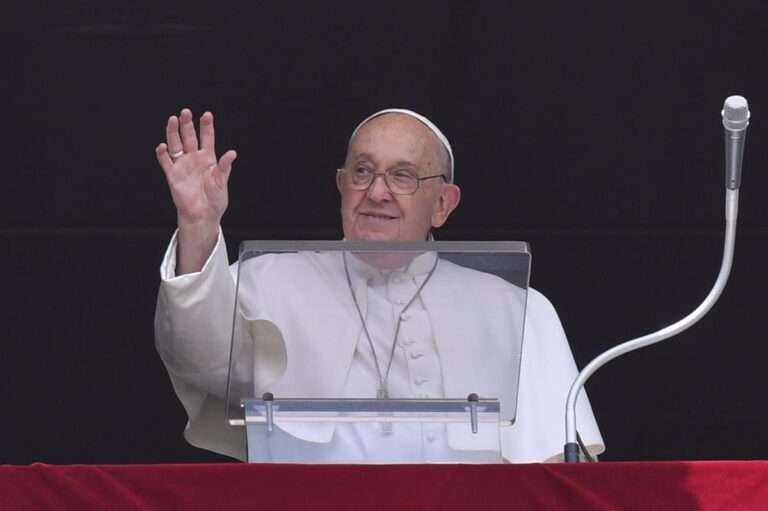 El Papa Francisco recibe la medalla de la Cofradía de la Virgen de la Antigua de Guadalajara