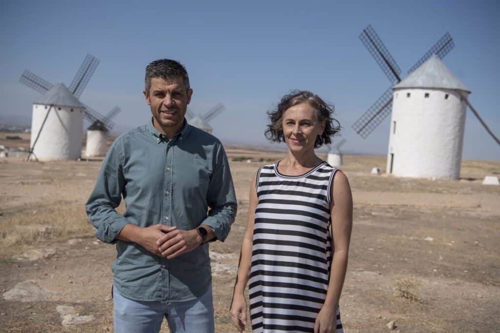 El Tren de los Molinos regresa a Criptana tras el parón estival y acerca la magia de La Mancha a un centenar de turistas