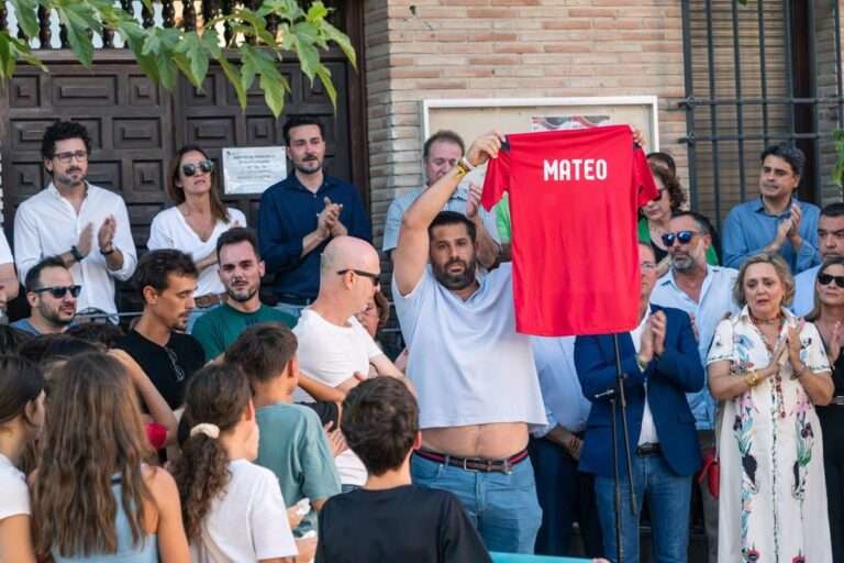 Page ensalza el gesto del Papa, que ha firmado la camiseta que la madre del niño asesinado en Mocejón le ha hecho llegar