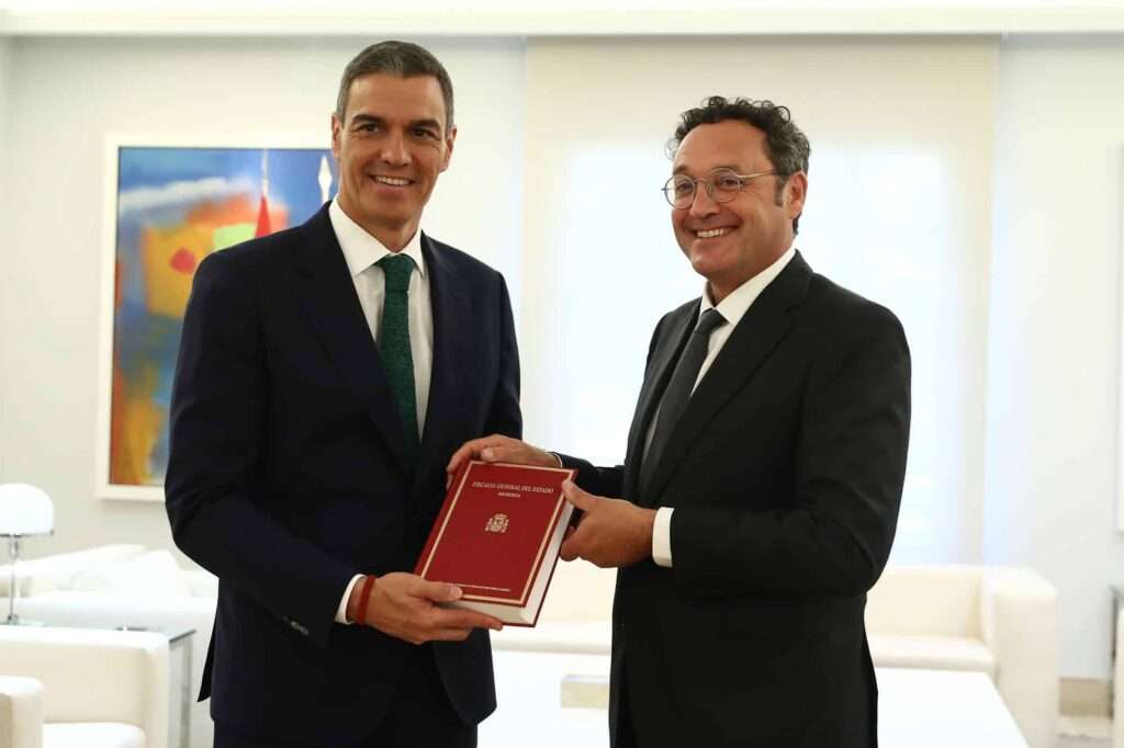 Entrega de la Memoria Anual de la Fiscalía al Presidente del Gobierno en La Moncloa 2 Entrega de la Memoria Anual de la Fiscalía al Presidente del Gobierno en La Moncloa 2