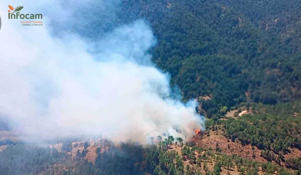 Más de veinte medios y 78 personas trabajan en la extinción de un incendio en Paterna del Madera (Albacete)