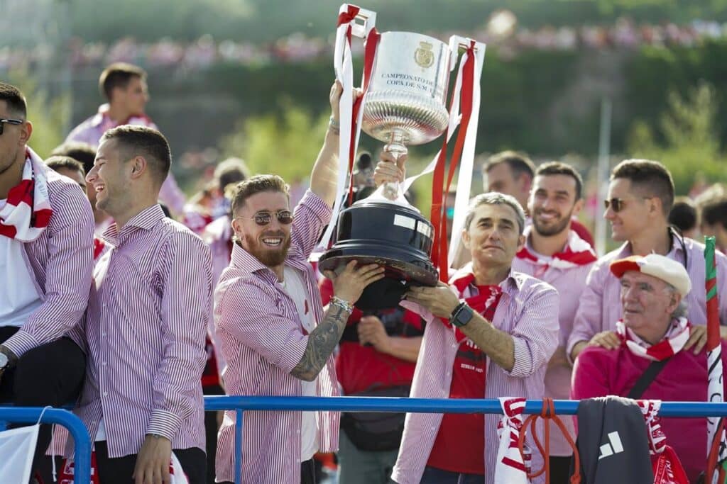 La Copa del Rey del Athletic sale en procesión en las fiestas de Minglanilla