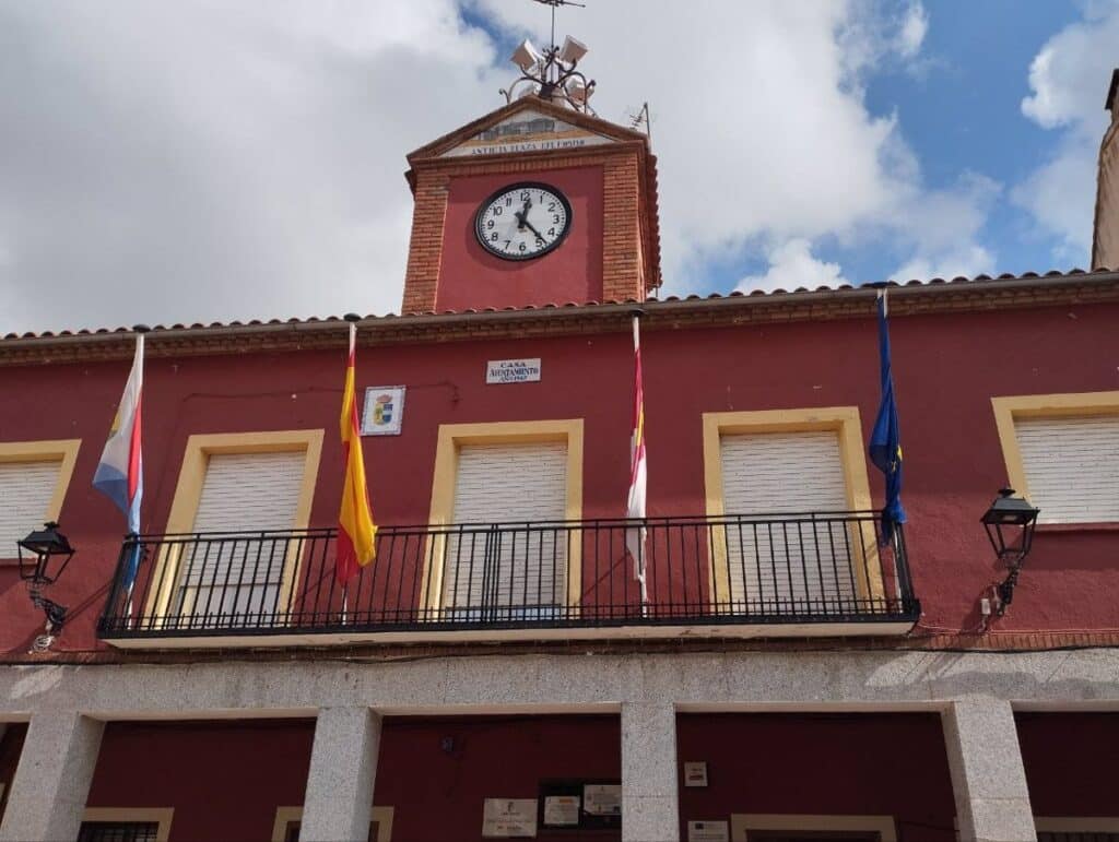 Las campanas de Aldeanueva de San Bartolomé continuarán sonando por la noche por decisión vecinal en referéndum