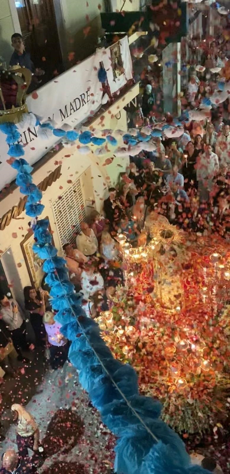 Lluvia de pétalos en la Calle Aduana: El Capirote y vecinos celebran con ocho kilos de flores 1