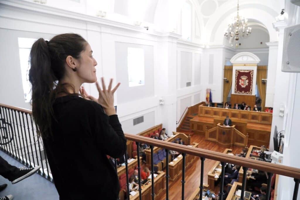 Más plazas públicas, mejor formación y más presencia en educación, peticiones de los intérpretes de lengua de signos