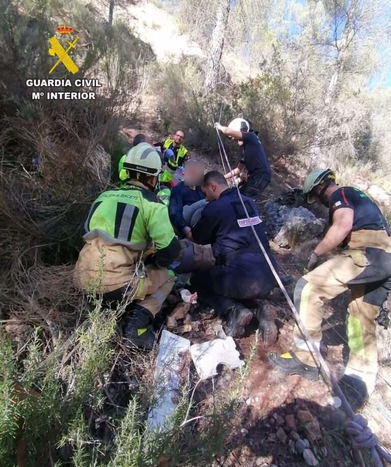 Rescatan en una cascada de Letur a una senderista que se fracturó una pierna tras una caída