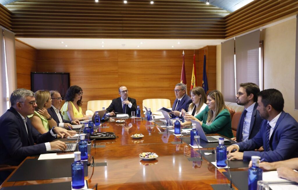 Techo de gasto y modificación de Ley de Aguas, en el pleno de Cortes de este jueves que abre tercer periodo de sesiones