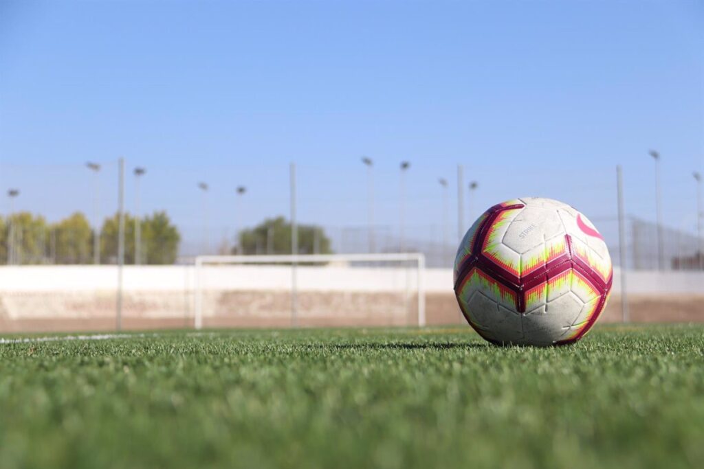 VÍDEO: UCLM y Diputación Toledo presentan un informe sobre el futuro de campos de fútbol tras la prohibición del caucho