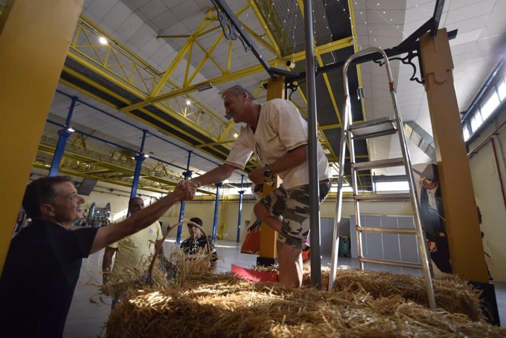 Asociaciones realizan los últimos retoques a las carrozas para la Cabalgata de apertura de la Feria de Albacete