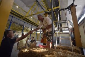 Asociaciones realizan los últimos retoques a las carrozas para la Cabalgata de apertura de la Feria de Albacete