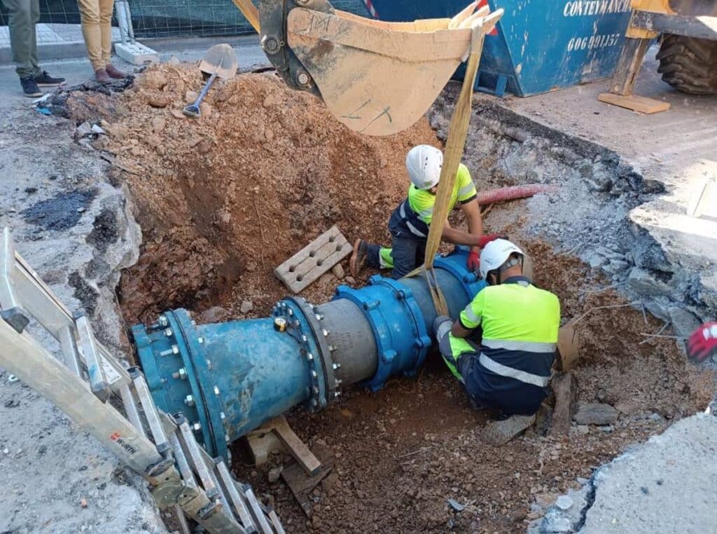 Un reventón obliga a Consistorio de Puertollano a cortar de nuevo el suministro de agua y colocar cubas en dos barriadas