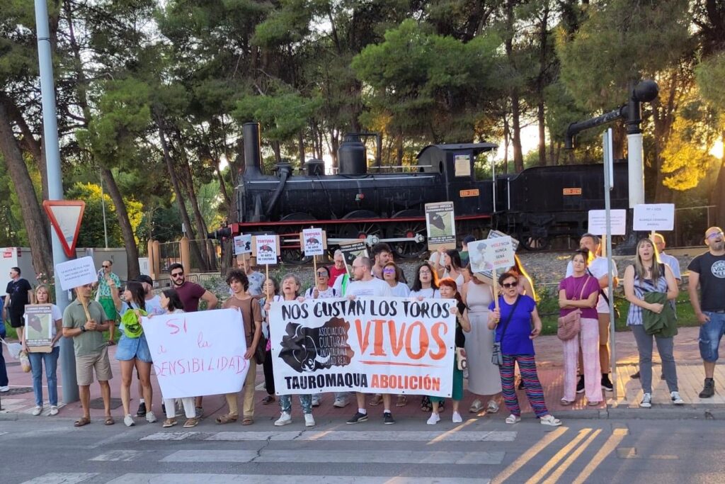 Vecinos de Alcázar de San Juan Se Manifiestan Contra las Corridas de Toros 1