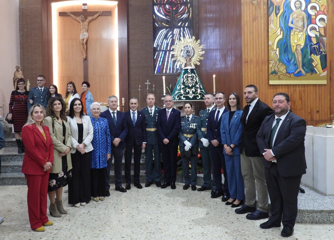 Guardia Civil junto a representantes de la Parroquia y autoridades locales