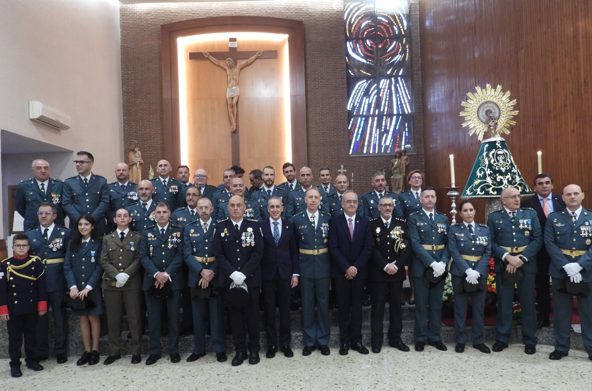 Autoridades municipales con la Guardia Civil