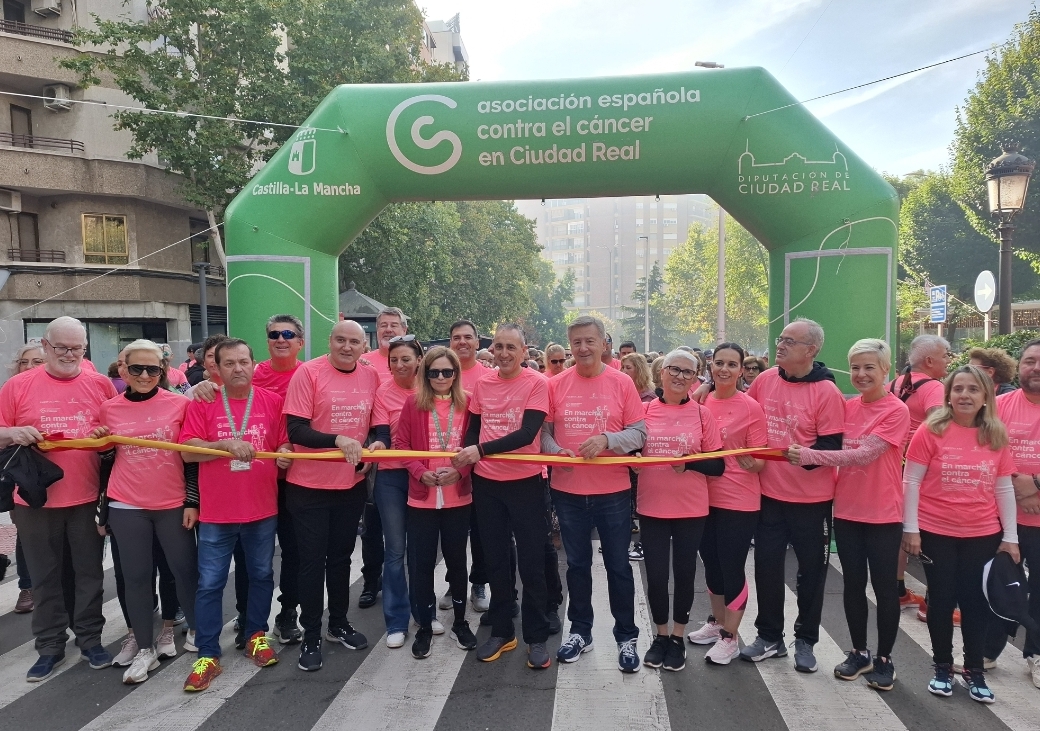 Caminata solidaria en Puertollano: La marea rosa avanza con la asociación en la lucha contra el cáncer 1