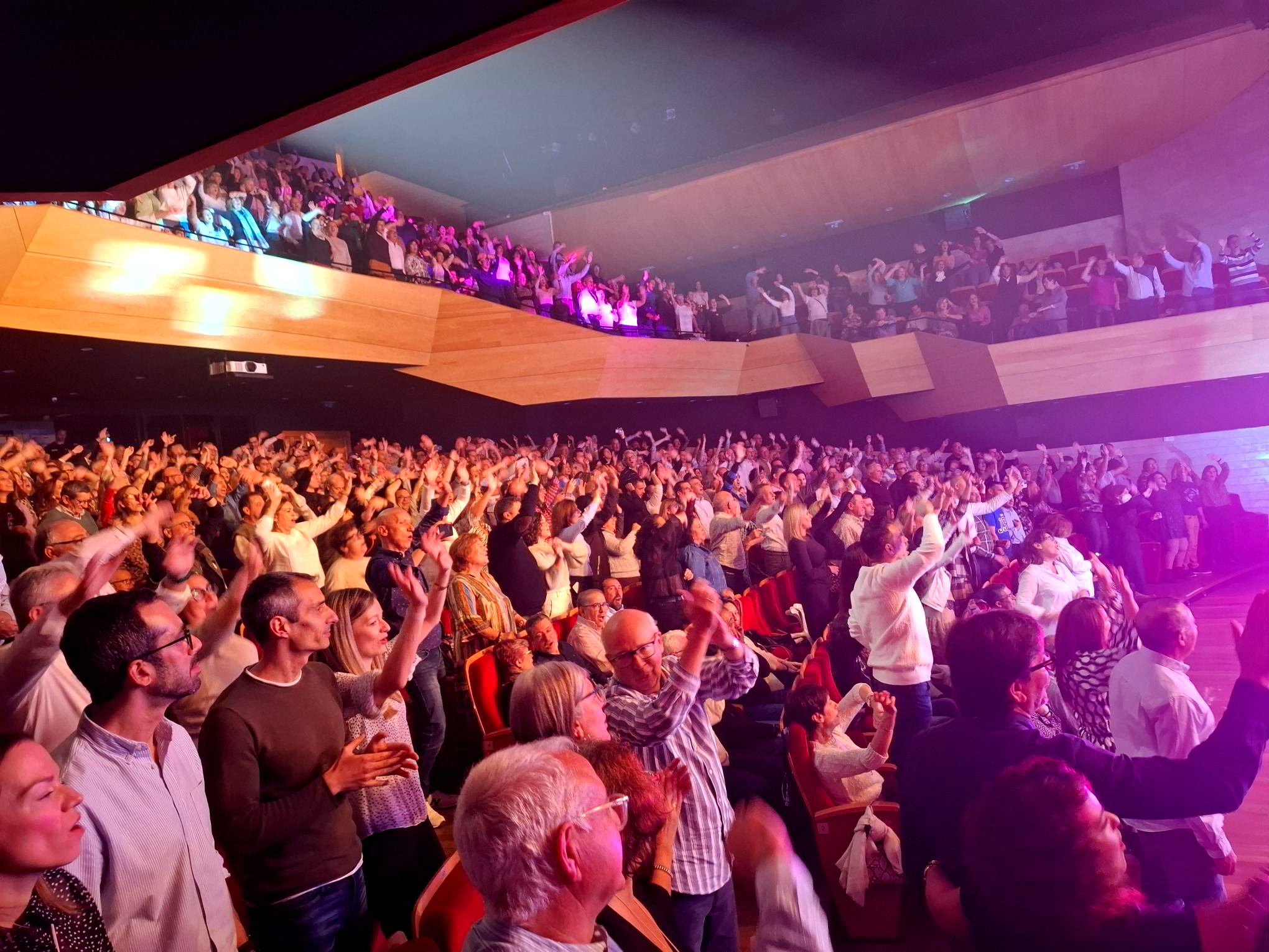 La Voz de Robin Torres Hechiza al Auditorio con la Magia Musical de Mecano 1