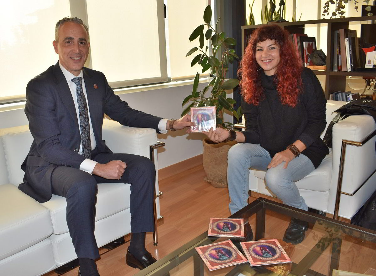 Graci Rodríguez Presenta su Nuevo Álbum 'Live Aroche' al Alcalde en Un Acto Comunitario 1