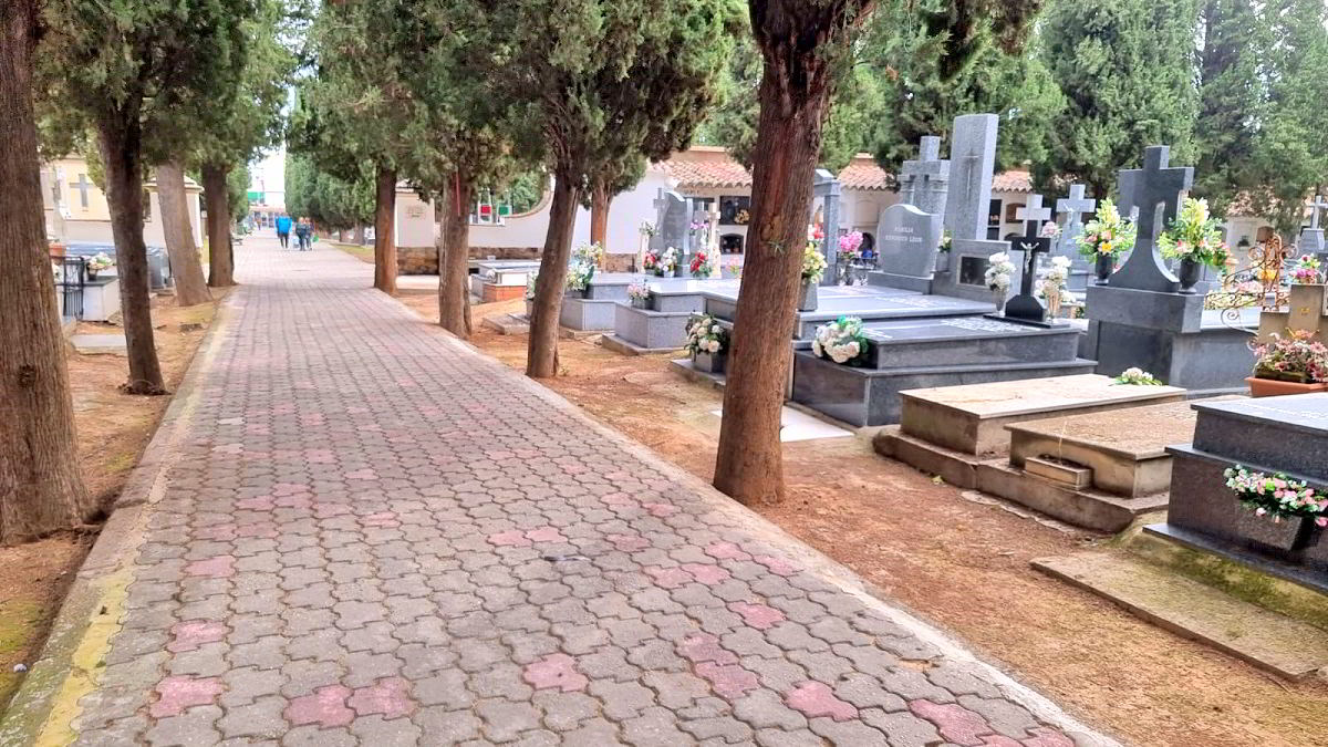 Renovación y mantenimiento del cementerio local antes de la conmemoración de Todos los Santos 1