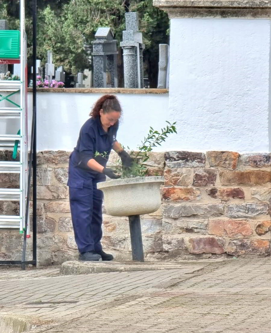 Renovación y mantenimiento del cementerio local antes de la conmemoración de Todos los Santos 2