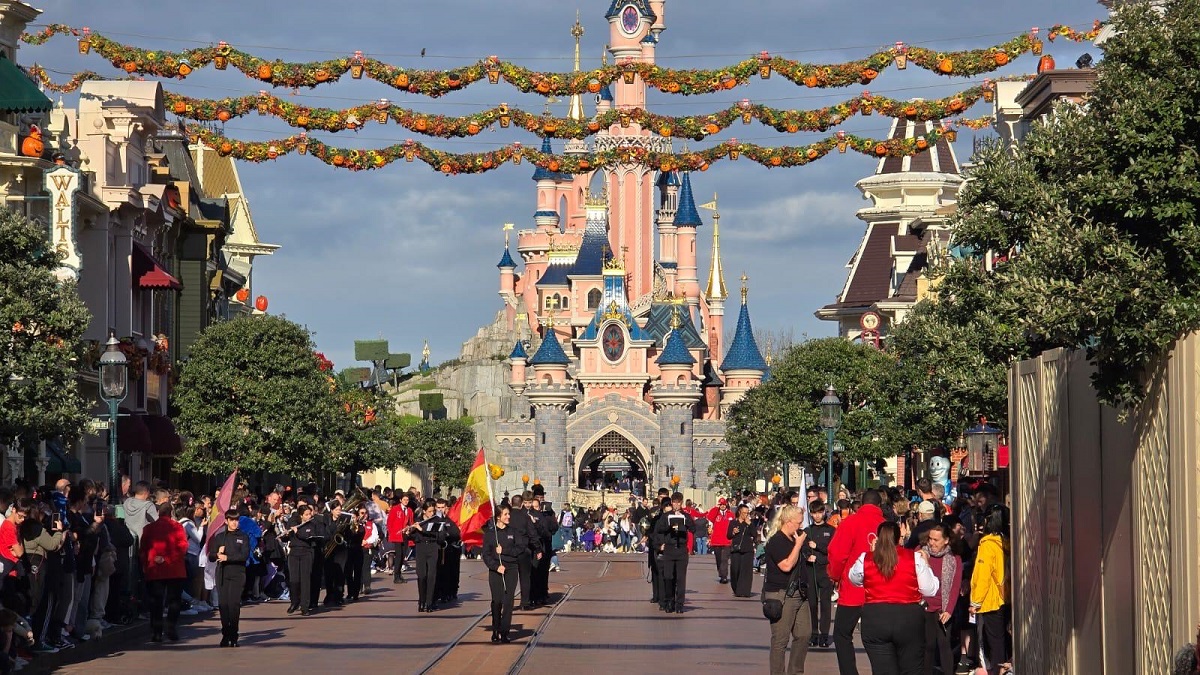 Desfile Musical deslumbra a multitudes: 10.000 espectadores disfrutan de la actuación de la Banda del Conservatorio en Disneyland París 1