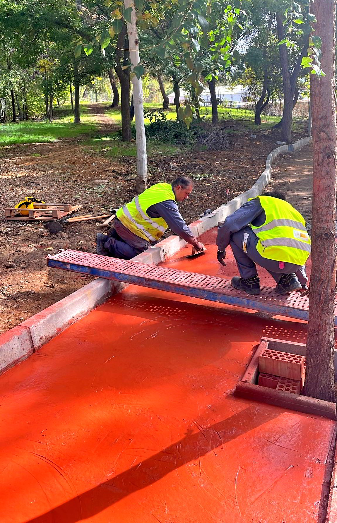 Inicio de la Obra de Pavimentación por Parte de Empleados de «Recual» en la Vía Peatonal de la Zona Minera de El Villar 2