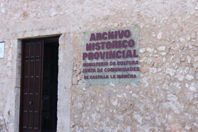 Almudena Serrano, artesana archivera y guardiana de la historia de Cuenca: "Cada documento es único, como las personas"