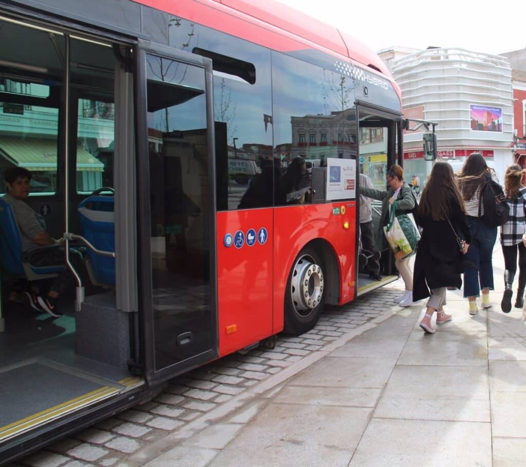 Los conductores de autobuses comienzan este lunes la huelga con servicios mínimos del 50%