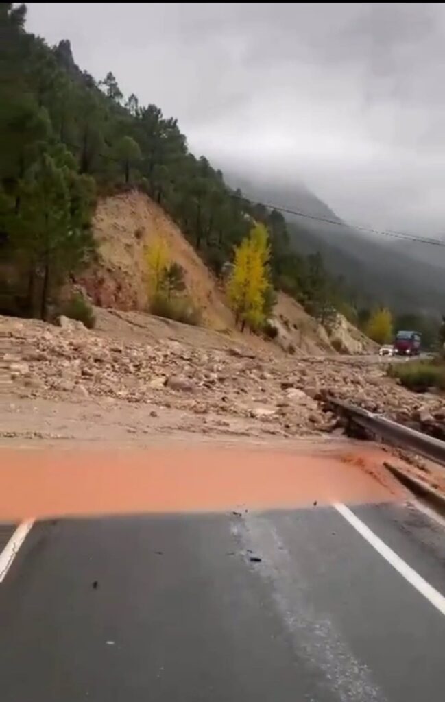 Cortada totalmente la CM-412 a su paso por Molinicos (Albacete) por deslizamiento de tierra