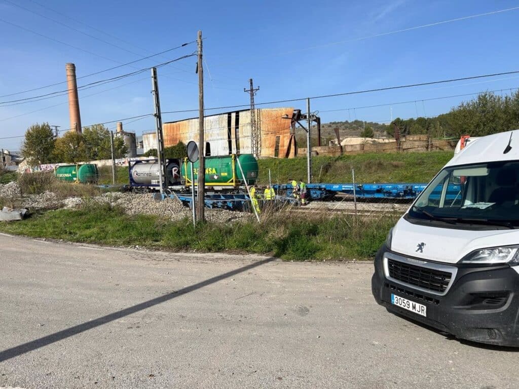 Desconcierto y curiosidad en Matillas a raíz del descarrilamiento de un tren con mercancía peligrosa