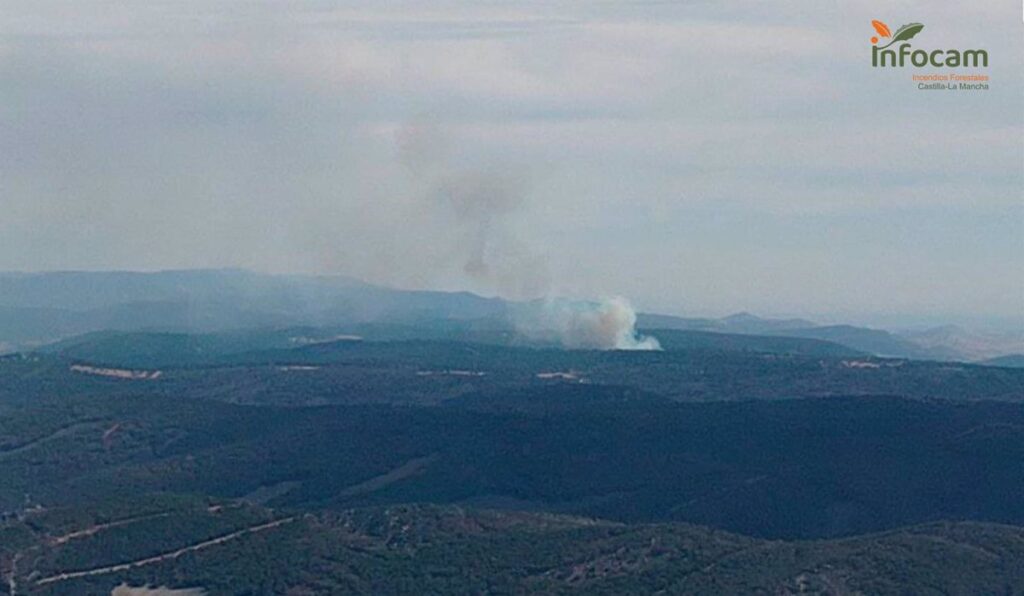 El incendio forestal de Los Yébenes está controlado aunque las labores de extinción aún prosiguen