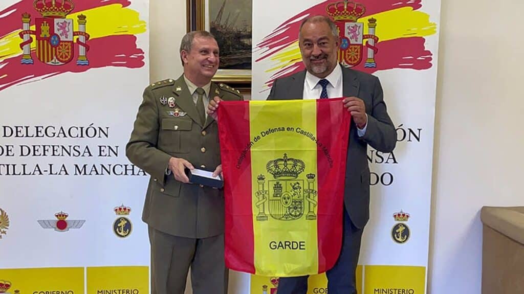 El rector de la UCLM recibe la Bandera de Mochila durante una visita a la Delegación de Defensa en Castilla-La Mancha