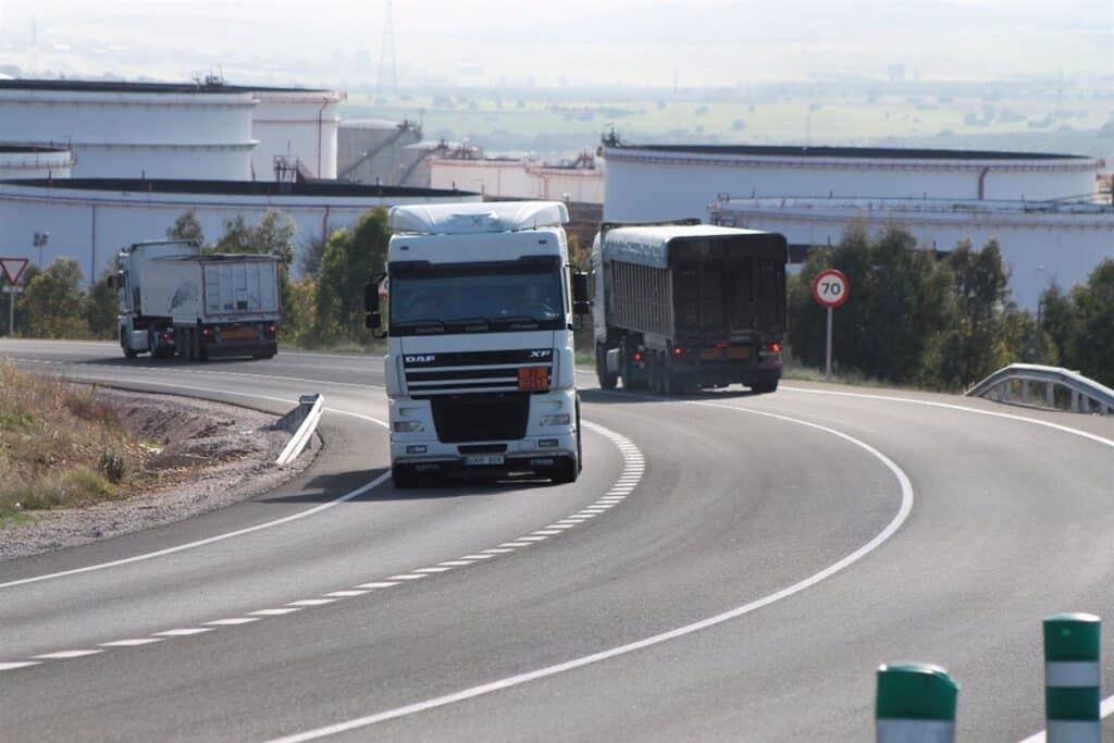 Empresarios del Transporte de C-LM muestran su rechazo al centro de inmigrantes en el aeropuerto de Ciudad Real