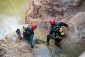 Temporal.- Equipos de rescate se abren paso en casco antiguo de Letur y por el río para buscar a los desaparecidos