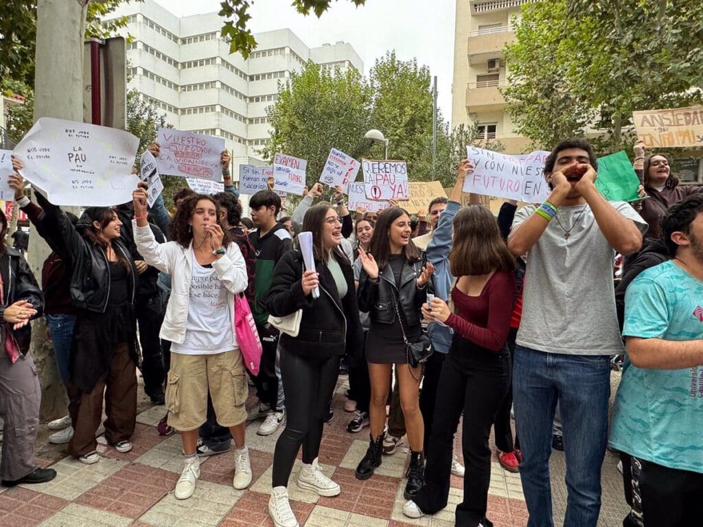 Unos 200 estudiantes de Bachillerato protestan en Ciudad Real ante la "incertidumbre" de los exámenes de la PAU