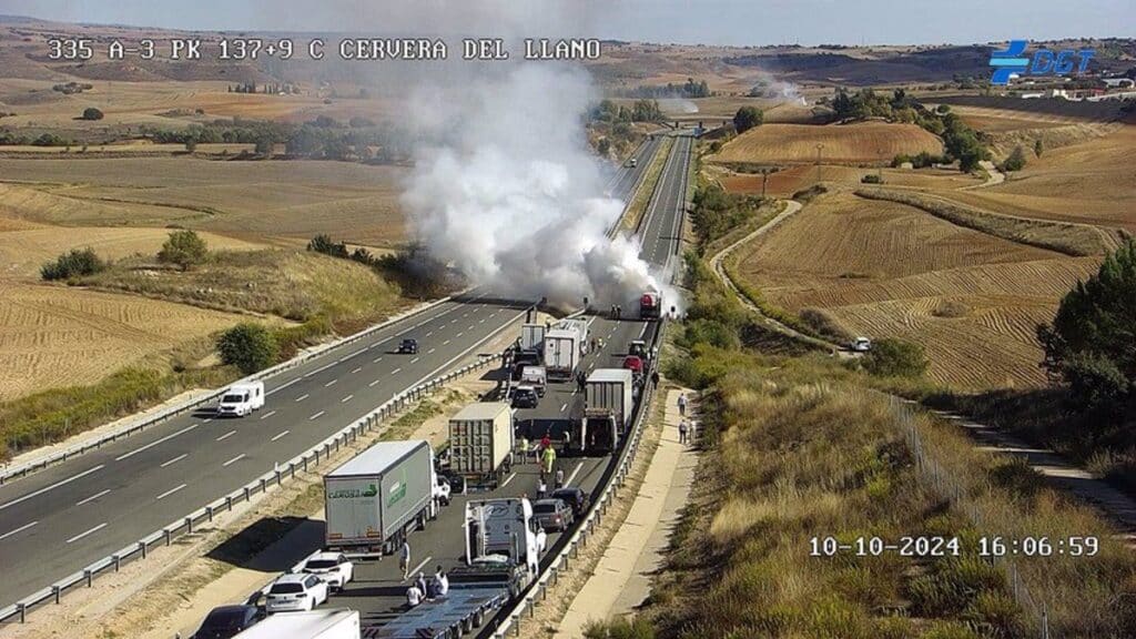 Extinguido el incendio declarado en un camión que portaba vehículos en Cervera del Llano (Cuenca)