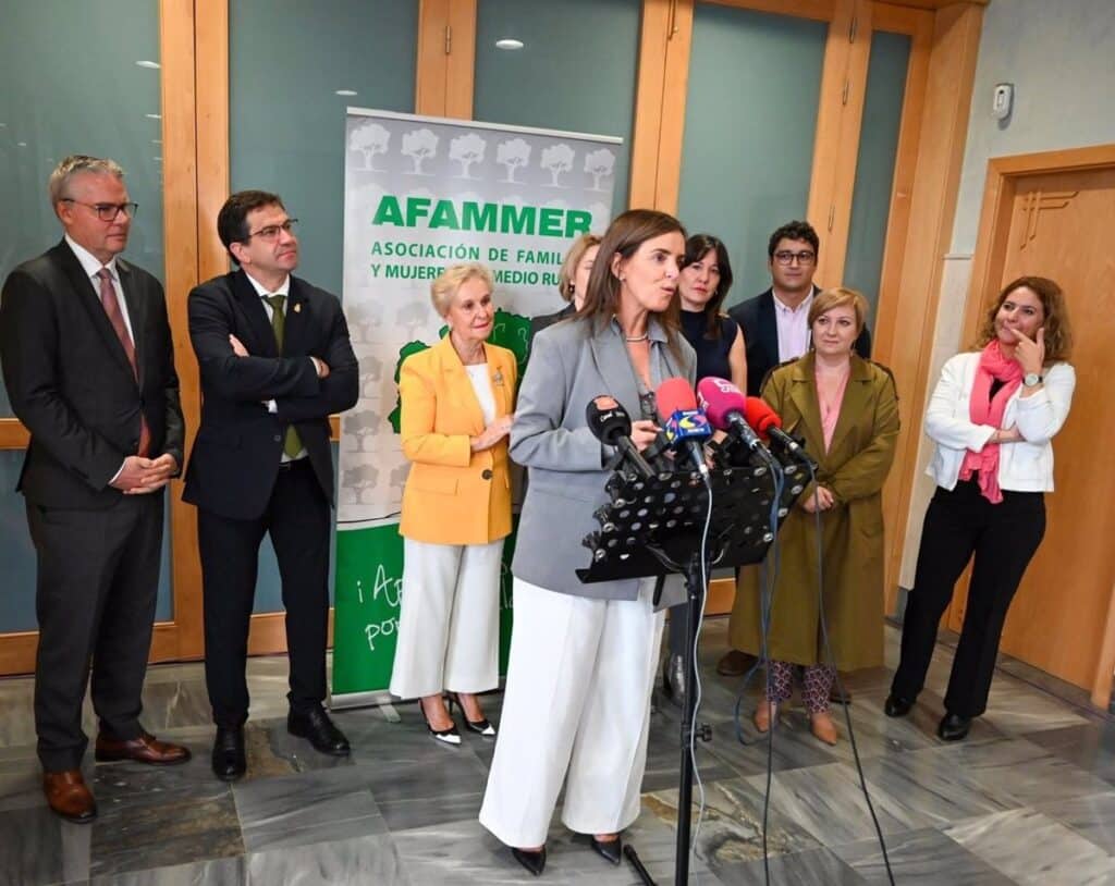 Fúnez critica que el Gobierno convierta el aeropuerto de Ciudad Real en un "lugar indigno" para "hacinar" inmigrantes