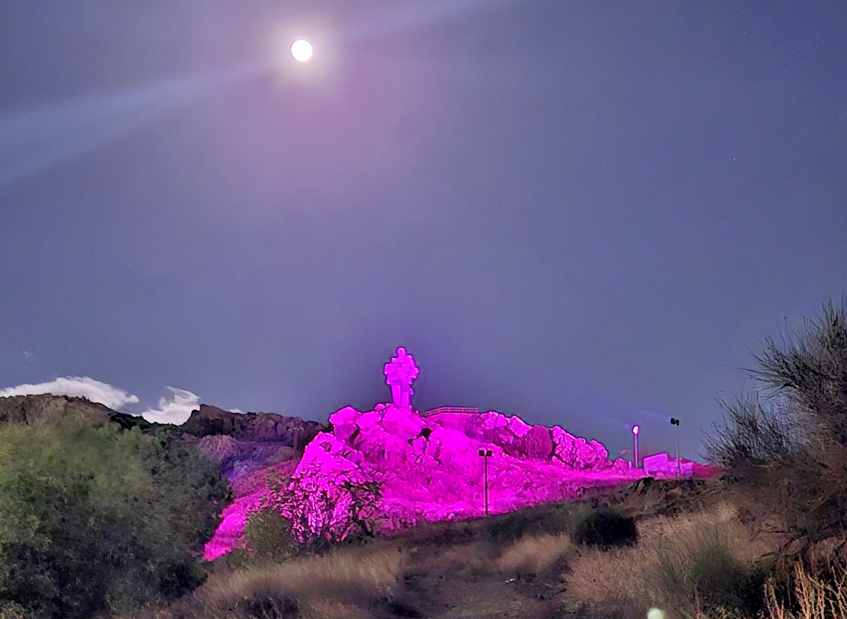 Iluminación de rosa en Monumento al Minero y Casa de Baños por el cáncer de mama