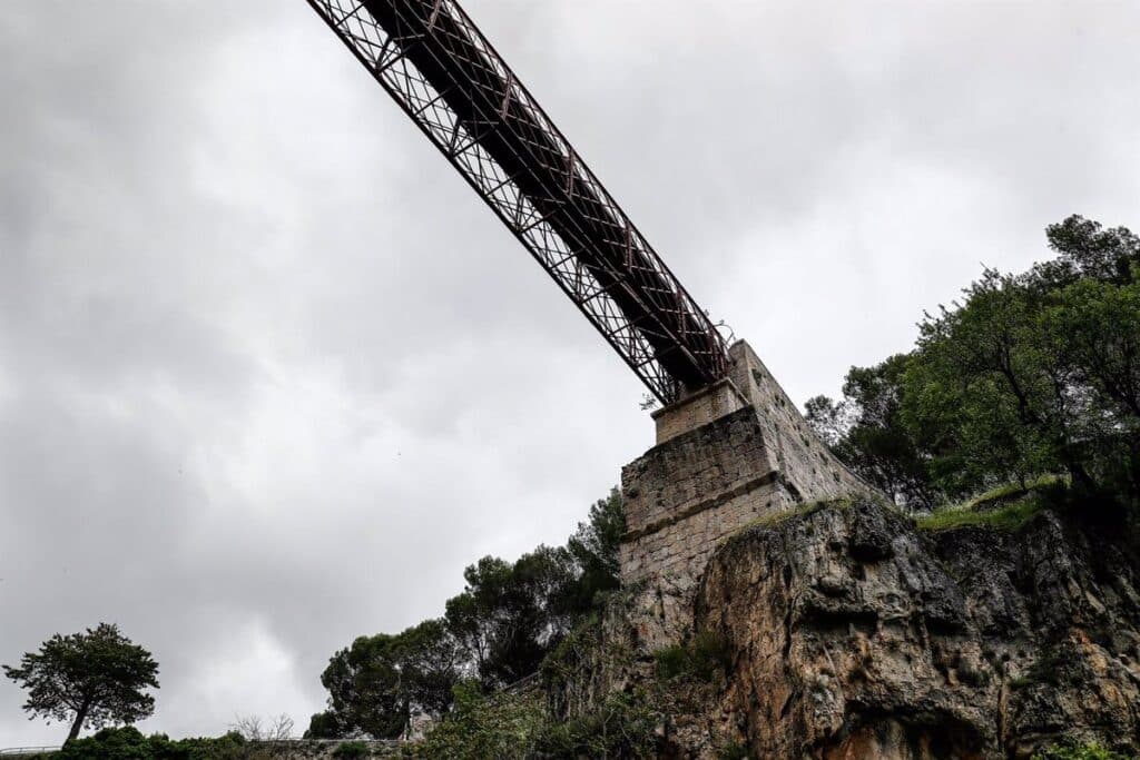 Hospitalizado un joven en Cuenca tras sufrir una caída accidental por la ladera del puente San Pablo