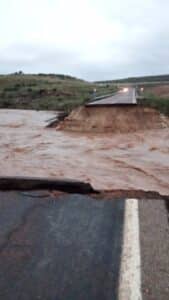 La CM-2015 queda cortada por balsas de agua y Landete ya cuenta con un desvío tras el derrumbe del puente