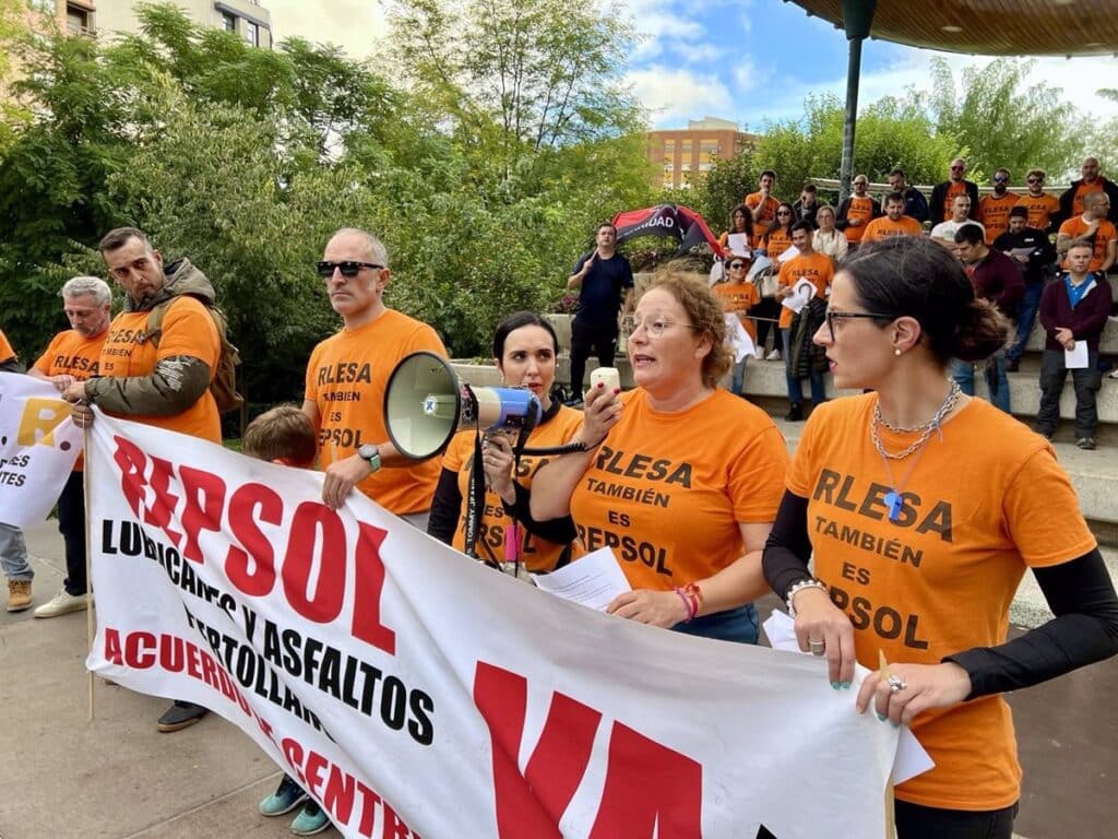 Unas 200 personas se manifiestan en Puertollano por la "equiparación laboral" de los trabajadores de RLESA