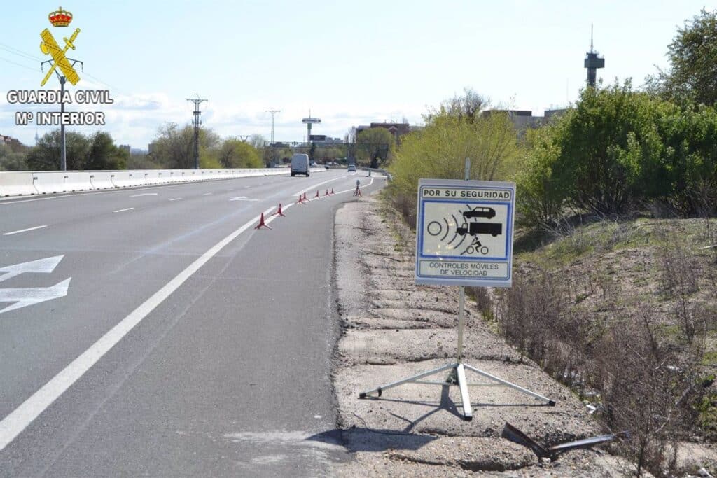 Reabierta al tráfico la A-3 tras concluir la retirada del camión incendiado este jueves