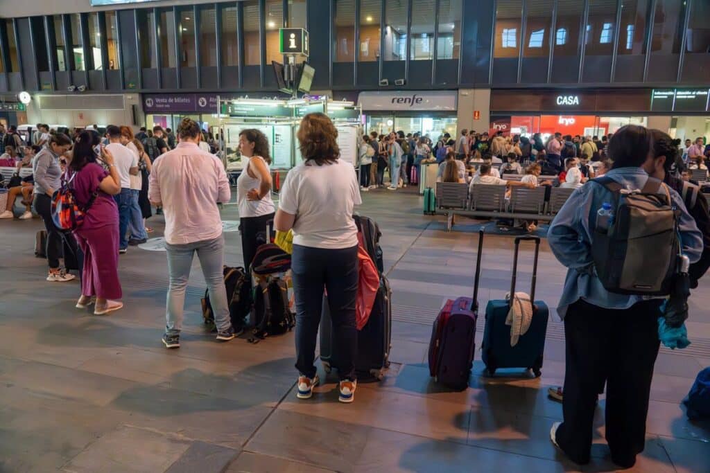 Los afectados por la cancelación de trenes podrán reclamar el precio del billete, el alojamiento o comida