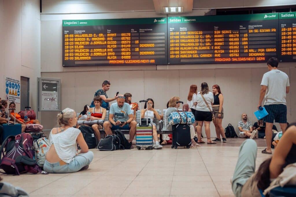 VÍDEO: Renfe cifra en 13.700 los viajeros afectados por el descarrilamiento de un tren entre Atocha y Chamartín